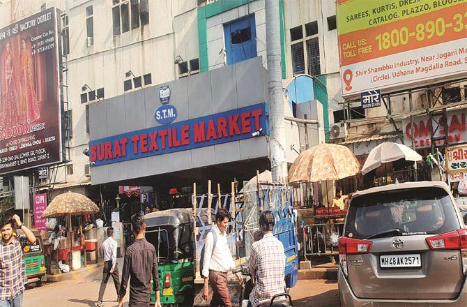 The specialty of Surat is the textile industry, but the businessmen associated with it say that due to the negligence of the government, this industry is rapidly going towards destruction.