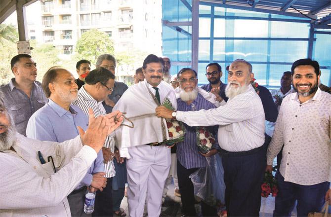 Jogeshwari Station Master Kaushal and a bouquet are being presented on the occasion of the inauguration of Auto-Jeena.