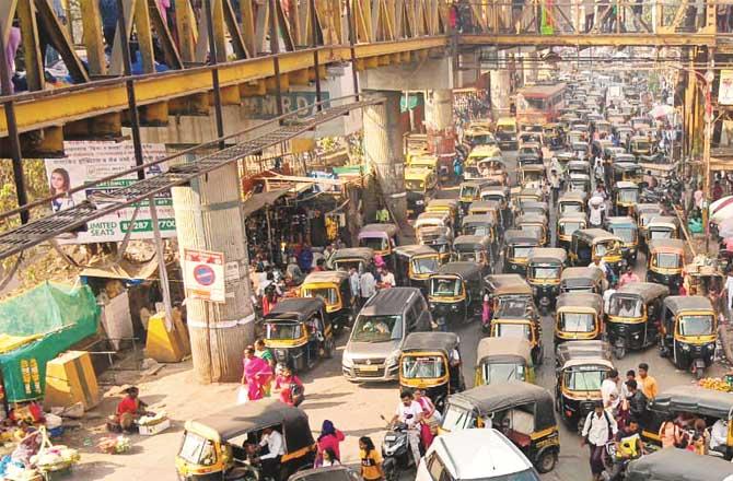 Heavy traffic can be seen outside Kalyan railway station; Photo: INN