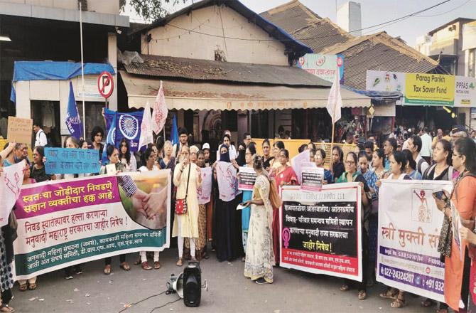 Several women`s organizations outside the station protested the issuance of the GR against inter-caste marriage.