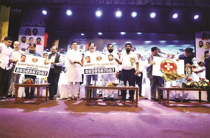 Chief Minister Eknath Shinde, along with other ministers and officials, can be seen releasing the toll-free number(photo;inquliab)