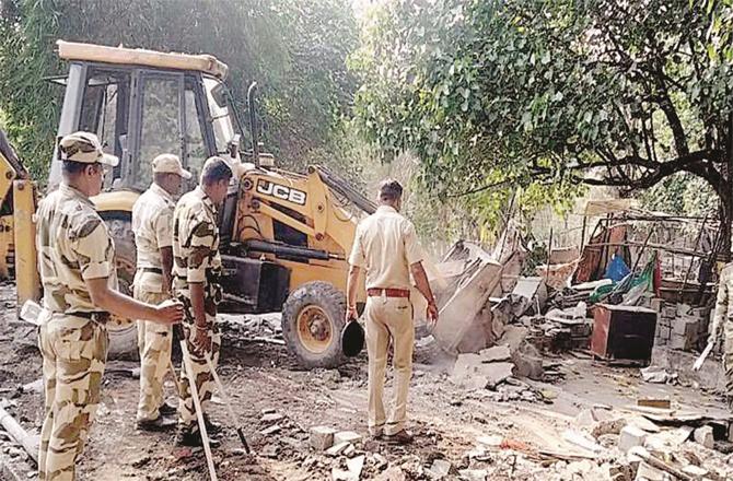 Illegal encroachments in the mangrove zone were broken up by the police.
