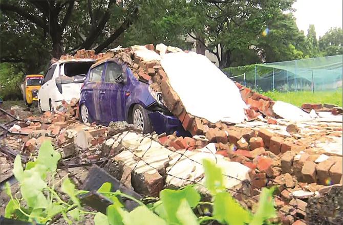 A wall fell on cars due to the storm in Chennai