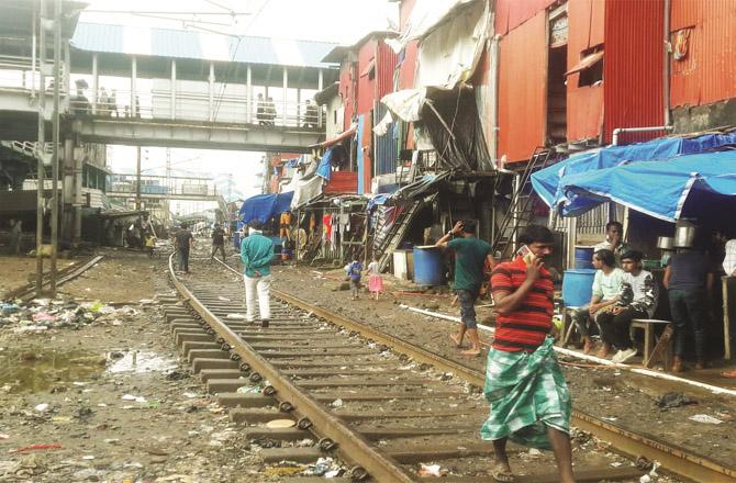 Railway administration has issued notice of demolition action against Gharib Nagar slum.