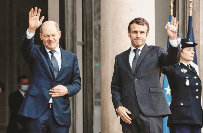 French President Emmanuel Macron (right), German Chancellor Rolf Scholes (left)