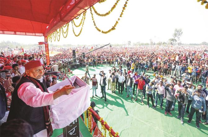 Mulayam Singh Yadav is addressing the people at Kar Hill.