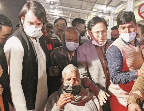 Patna: RJD chief Lalu Yadav is leaving the airport.Picture:INN