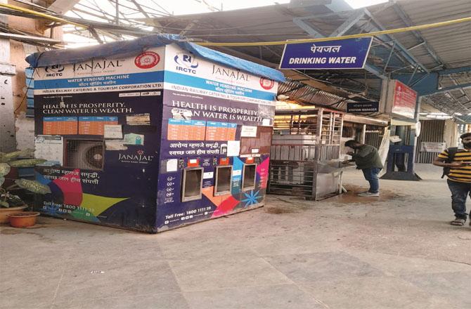 Passengers are unhappy with the closure of these machines under the slogan "Jana Jal Khush Raho India", as they now have to buy drinking water at exorbitant prices.