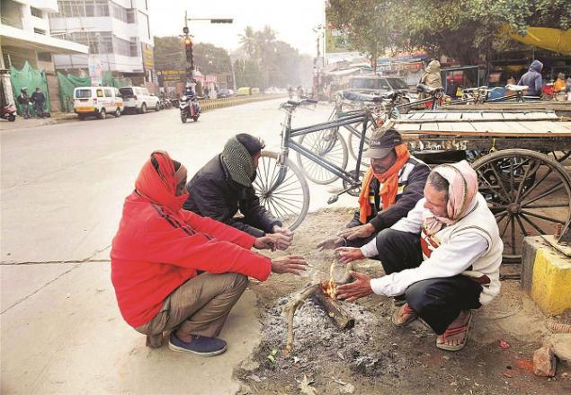 Patna: People are warming up in Patna during the bitter.Picture:Inquilab