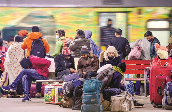 Due to severe cold in UP, travel has become difficult for travelers. (Photo: PTI)