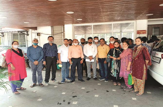 A delegation of teachers met with Education Minister Varsha Gaikwad regarding salaries. 