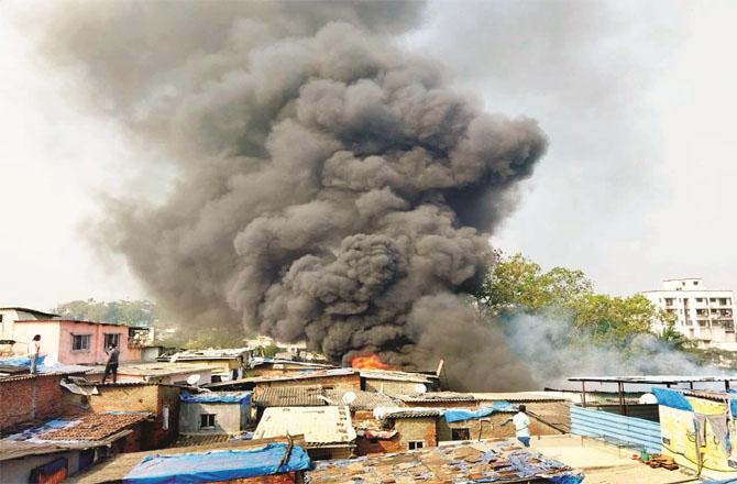Smoke billowing from Ghatkopar`s warehouse