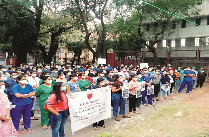 KEM doctors can be seen protesting