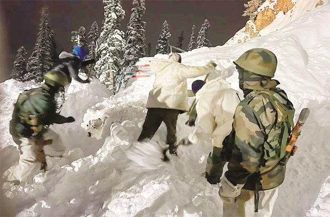 Security forces try to rescue passengers trapped in avalanches (Photo: PTI)