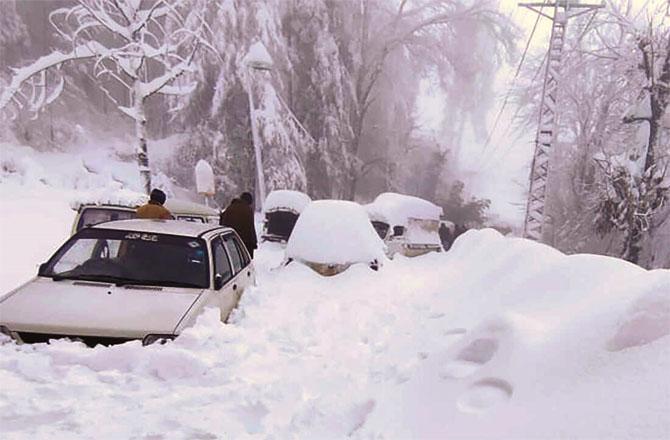 Vehicles stuck in snow can be seen in Murree (file photo)