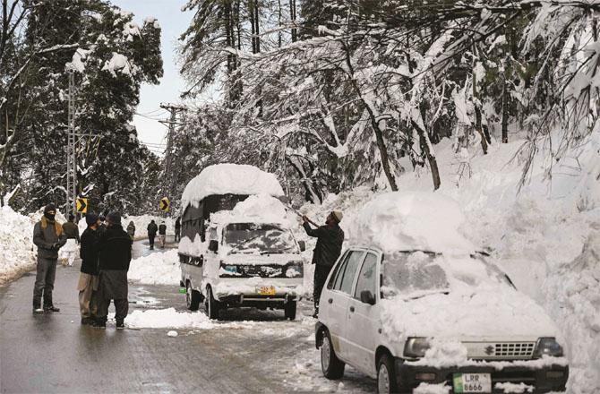 Road cleared in Murree (Agency)