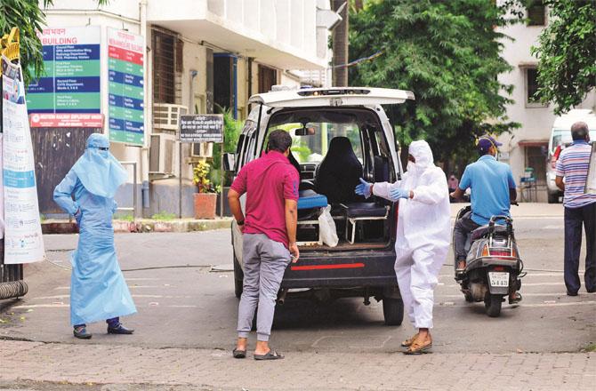 Medical personnel of Jagjivan Ram Hospital removing a patient from the ambulance. File photo