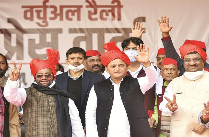 Samajwadi Party chief Akhilesh Yadav with Swami Prasad Moriah and Dharam Singh Sini. (PTI)