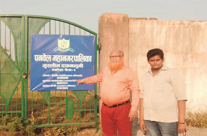 Iqbal Mandikar, General Secretary of Bahujan Vanchat Vikas Sanstha in Talujah pointing to the gate of `Talujah Phase One Muslim Cemetery`. (Photo: Inqilab)