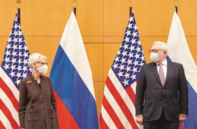 Russian Vice President Sergei Ryabkov (right) with US Deputy Secretary of State Wendy Sherman (Agency)