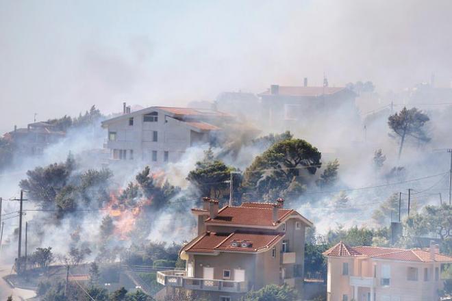 In Athens, the capital of Greece, the smoke is near the population.Picture:AP/PTI
