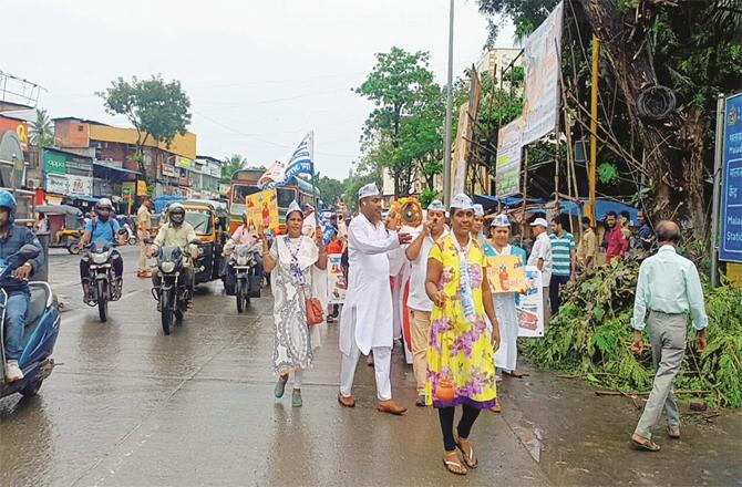 Aam Aadmi Party volunteers carrying gas cylinders