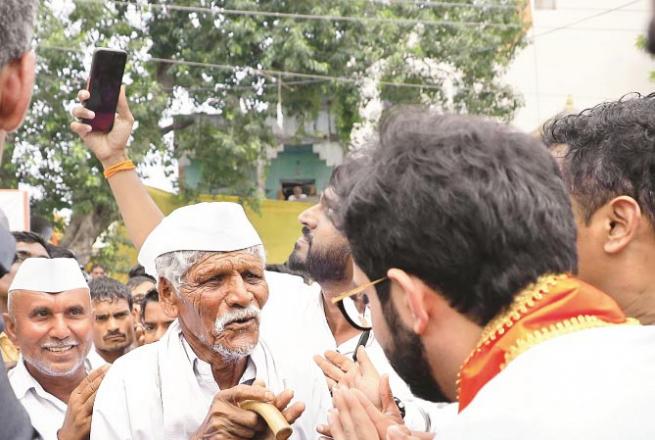 Yuva Sena Chief Aditya Thackeray interacting with common citizens in Nashik.Picture:INN