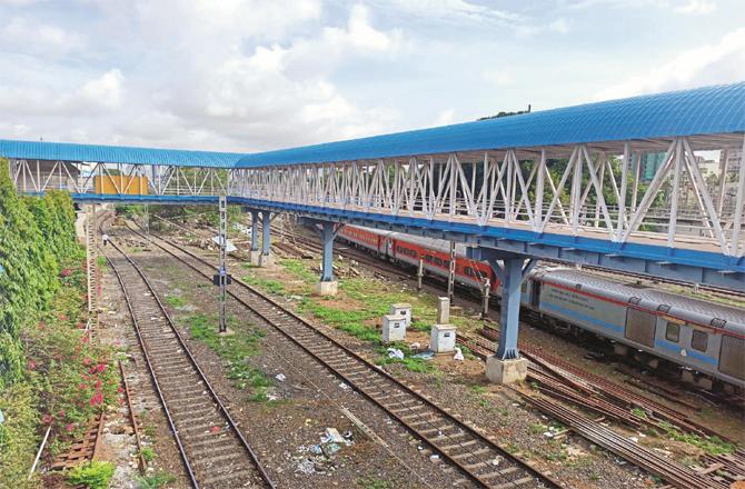 The footover bridge from Bandra terminus to Khar railway station has been opened for passengers from Friday.