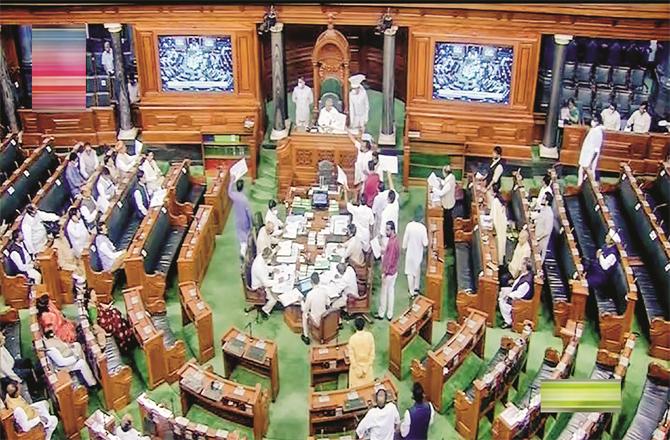 Protesting in Parliament, members came to the center of the House (Photo: PTI)