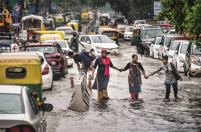 Due to flooding in Delhi, women are walking with the support of each other