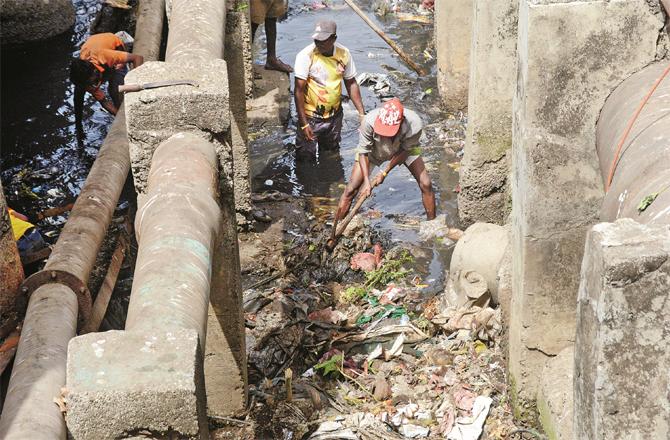 iit-extended-a-helping-hand-to-keep-the-drains-free-from-garbage