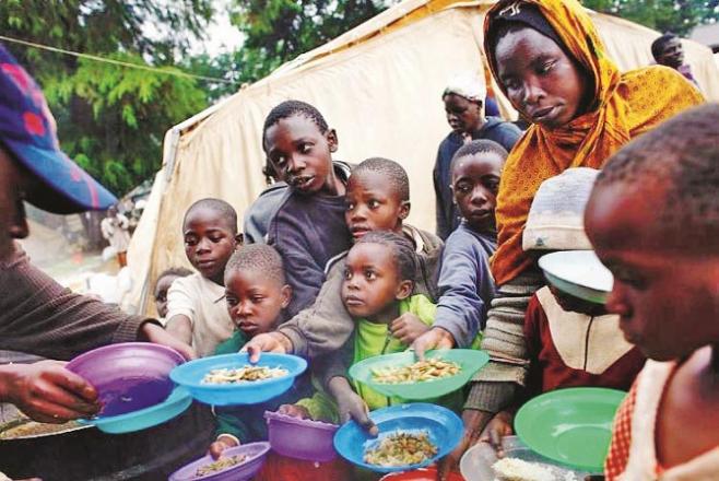 Locals eat relief food in a famine-stricken area of ​​Kenya..Picture:INN