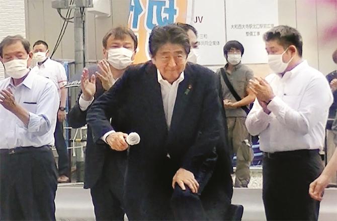 This photo was taken moments before Shinzo Abe was shot. The attacker, Yamagami, is also seen in the back of the photo. (Photo: Agency)