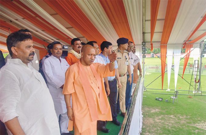 Chief Minister Yogi Adityanath reviews the situation with officials (Photo: PTI)