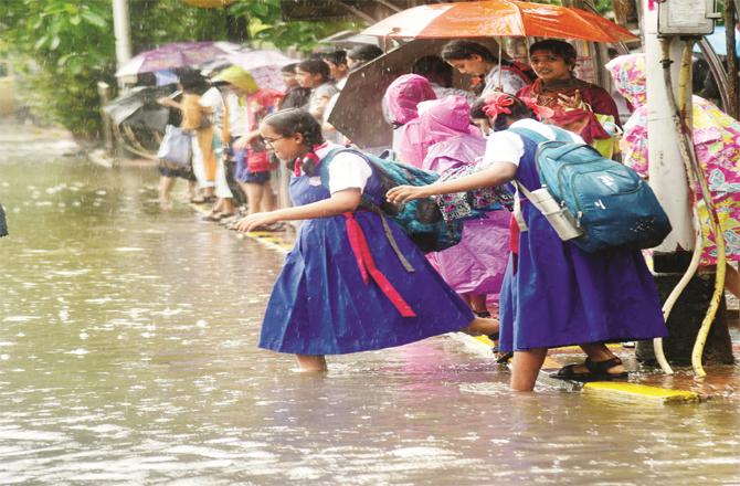 It is better to teach children online than sending them to school in heavy rain