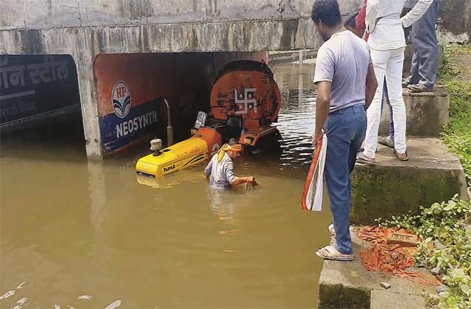 A truck stuck in an underground bridge