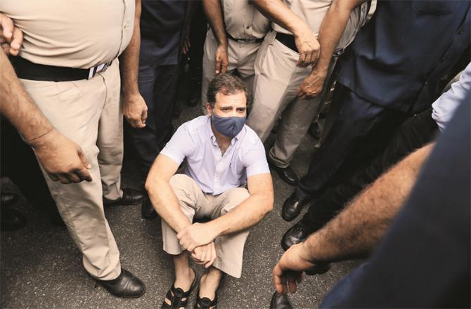 Rahul Gandhi sat on the road after being stopped from going to Rashtrapati Bhawan. Later they were taken into custody. (Photo: PTI)