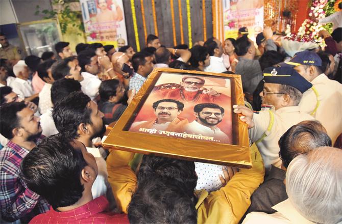 A large number of Shiv Senakars from different cities of the state are going to Matushree with a picture frame of Uddhav Thackeray as a congratulatory gift