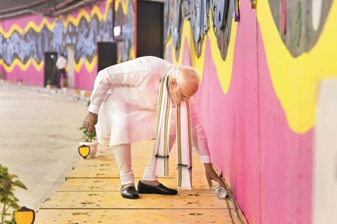 Prime Minister Modi picks up trash in a new tunnel.Picture:INN