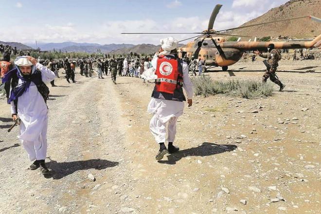  Soldiers and welfare workers take the victims to hospital.Picture:INN