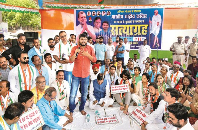 Kanhiya Kumar and other leaders protesting with party workers in Patna