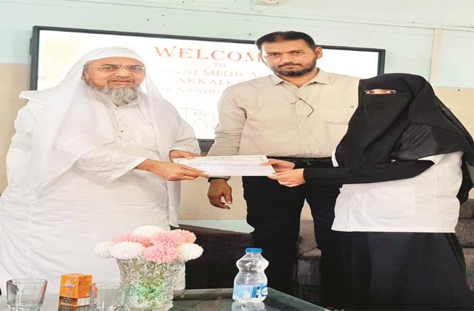 Maulana Ghulam Muhammad Vastanvi handing over a certificate to a student