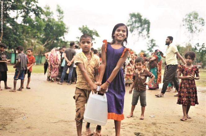 Children carry drinking water in an area of ​​Sylhet.Picture:INN