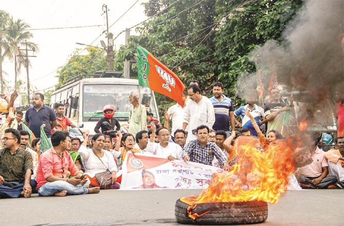 BJP workers protesting in South Dinajpur against the detention of Sukant Majumdar. (PTI)