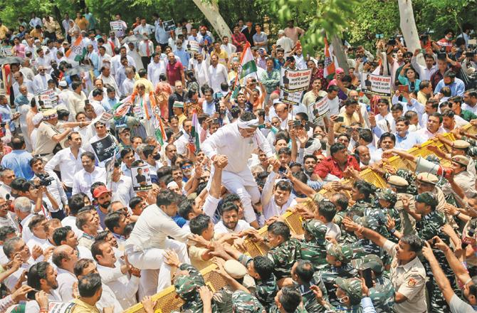 In Delhi, Congress workers were prevented from meeting the lieutenant governor