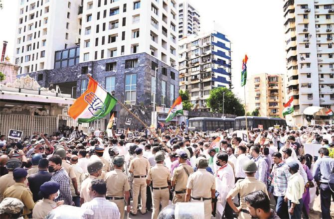 Congress state leaders and workers protesting against ED. Police in riot gear stormed a rally on Friday, removing hundreds of protesters by bus.