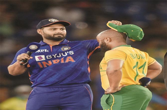 Team India captain Rishbh Pant (left) can be seen with South Africa captain Temba Bauma.