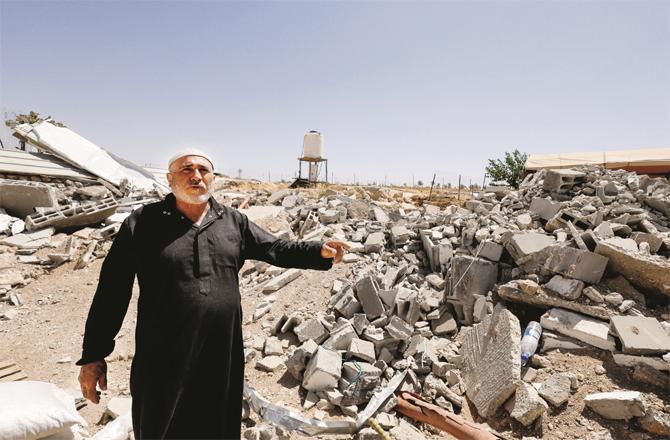 A resident of the Palestinian area of Musafer Ita points to his collapsed house (Photo: Agency)