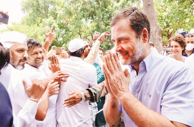 Rahul Gandhi reached the party headquarters on Wednesday. On this occasion, he welcomed the workers present there. (PTI)