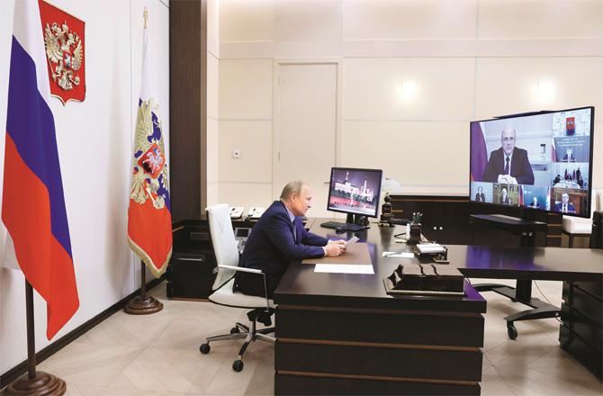 Russian President Putin, surrounded by accusations, during an online meeting on economic issues.